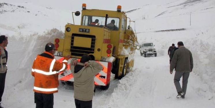 رهاسازی ۲۵۰۰ خودرو گرفتار در برف