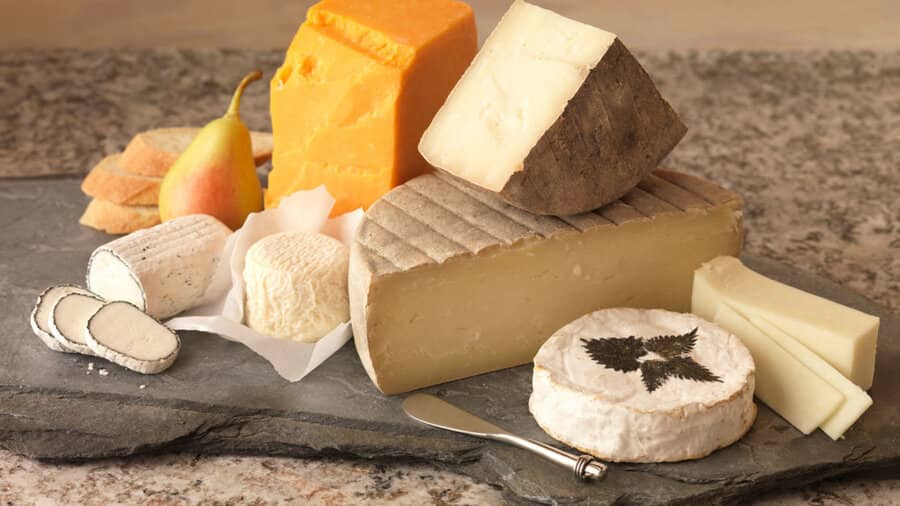 چند دلیل مهم برای خوردن روزانه پنیر