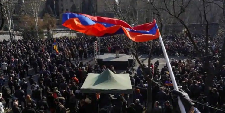 حمله معترضان ارمنستانی به یک ساختمان دولتی