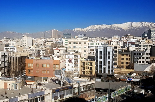 ابراهیم کاظمی مومن‌سرایی روز شنبه در گفت و گو با خبرنگار ایرنا با بیان اینکه یکی از شهرهای بدون‌مانع در کشور، شهر تهران خواهد بود، افزود: در فرآیند شهر بدون مانع، دنبال این هستیم که همه شهرهای کشور، بدون مانع و دسترس‌پذیر باشند. طبق جلسات مناسب سازی کشور تصمیم‌گیری شد که هر یک از استان‌ها، تعدادی از شهرهای خود از یک تا چند شهر را برای شهر دسترس‌پذیر معرفی کنند تا زودتر به اهداف خود برسیم.  وی اضافه کرد: در استان یزد، شهردار و اعضای شورای شهر پیگیر بودند که این شهر را دسترس پذیر کنند و پیش از کرونا، برنامه جشنواره گردشگری را برگزار کرده بودند و حتی کویر یزد مناسب‌سازی شده بود به آن معنا که برای افراد دارای معلولیت در دسترس بود؛ همچنین بافت قدیمی، مسجد جامع و آتشکده مناسب‌سازی شد.  رئیس دبیرخانه ستاد پیگیری  و هماهنگی مناسب‌سازی کشور گفت: مسئولان شهری یزد، اماکن دیدنی را مناسب‌سازی کرده بودند و در مرحله بعد کل شهر یزد را در نظر گرفتند. آنها در طرحی به نام هفت‌خوان شروع به مناسب سازی هفت منطقه کردند که قرار شد ظرف سه سال یزد اولین شهر دسترسی پذیر معرفی شود و قول دادند تا کار سه ساله را در طول یک سال انجام دهند.  مومن‌سرایی تاکید کرد: برای ایجاد شهرهای بدون مانع به تمام استان‌ها ابلاغ کردیم تا کار را شروع کنند وچک لیست آن با همکاری وزارت کار به تمام استان ها ابلاغ شد و قرار شده استان‌ها هر دو تا سه ماه به ما گزارش دهند.  وی در عین حال تصریح کرد: در حوزه مناسب‌سازی، بسیاری از استان ها شرایط یزد را دارند اما بعید می دانم که شهر کاملا بدون مانع ایجاد شود اما تلاش خواهد شد تا دسترس‌پذیری آن کامل باشد.   طرح شهر بدون مانع یکی از راهکارهای ارتقاء کیفیت زندگی برای تمامی افراد جامعه به ویژه افراد دارای معلولیت است، همه آحاد جامعه باید قادر باشند به راحتی و بدون احساس هیچ خطری در محیط پیرامون خود اعم از ساختمان ها ، اماکن عمومی و معابر شهری تردد و از حقوق اجتماعی یکسان برخوردار شوند.