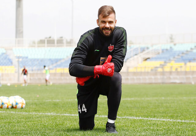 خشم دروازه بان پرسپولیس از مدیریت/ حامد لک در اردو پرسپولیس تنها ماند! پرسپولیس