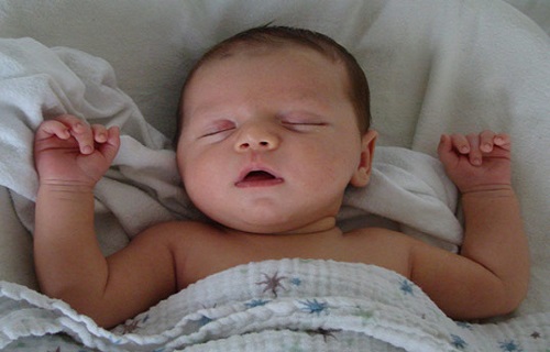 از خواب پریدن نوزاد