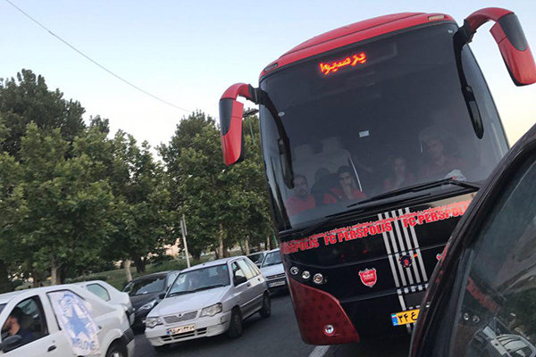 حمله به اتوبوس سرخ پوشان/ پرسپولیس از میدان جنگ سالم بیرون آمد! پرسپولیس