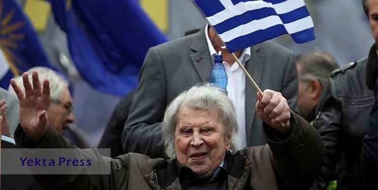 در پی درگذشت میکیس تئودوراکیس هنرمند نماد مقاومت یونان ، پارلمان یونان یک دقیقه سکوت کرد