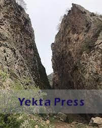 صخره‌ غول‌پیکری که صاعقه آن را به دونیم کرد