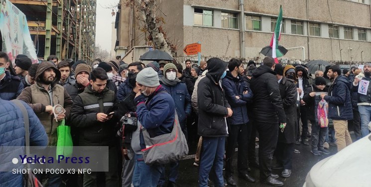 تجمع مردم و دانشجویان در محکومیت اقدام نشریه شارلی‌ابدو مقابل سفارت فرانسه