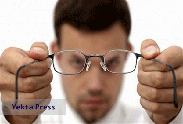 ترفندهایی برای تمیز کردن شیشه عینک