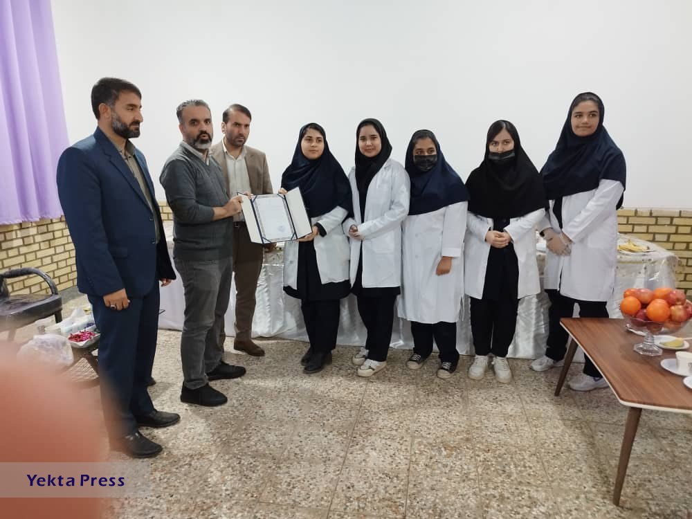 بازدید دکتر اشکان تقی پور  از دبستان دخترانه‌ی ۱۲ کلاسه‌ی تازه به بهره برداری رسیده 