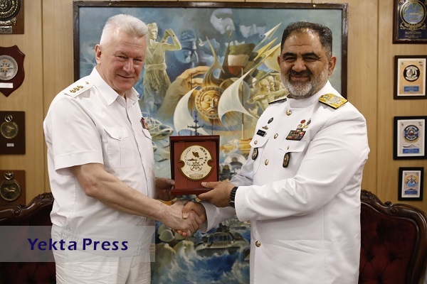 فرمانده نیروی دریایی روسیه با امیر دریادار ایرانی دیدار کرد