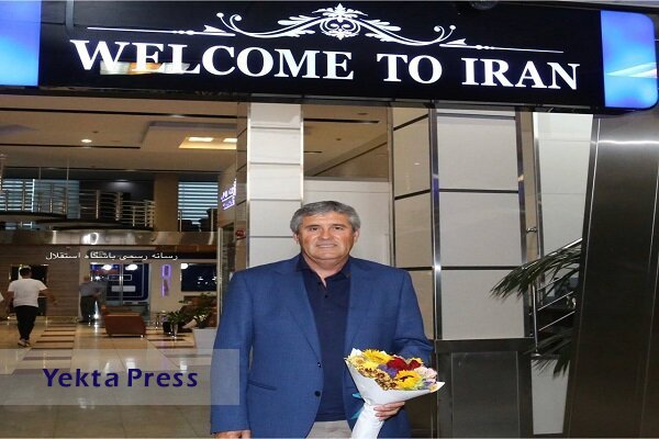 سرمربی برای مذاکره با استقلال وارد تهران شد