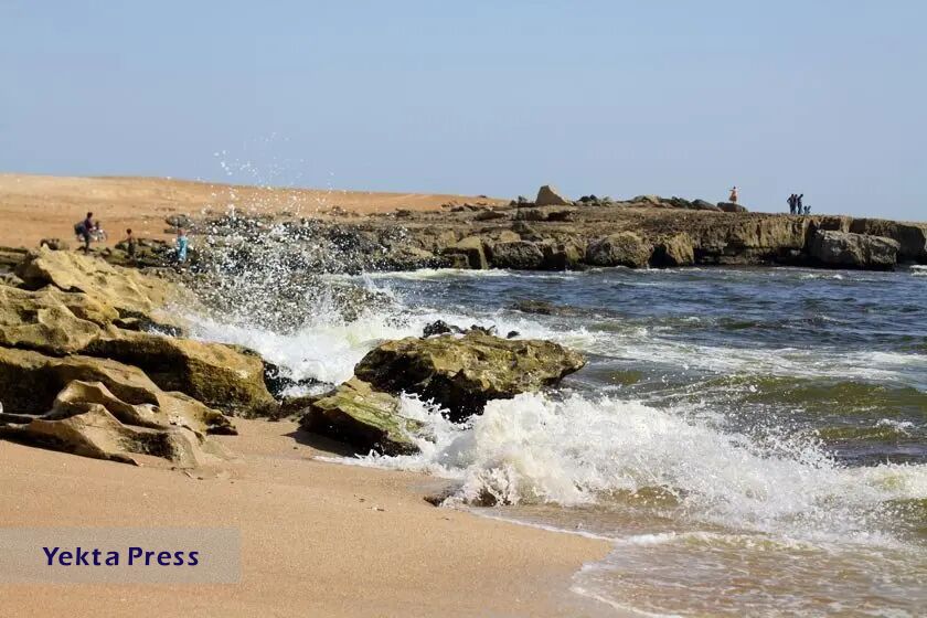 ساحل صخره‌ای چابهار؛ لذت تماشای امواج دریا