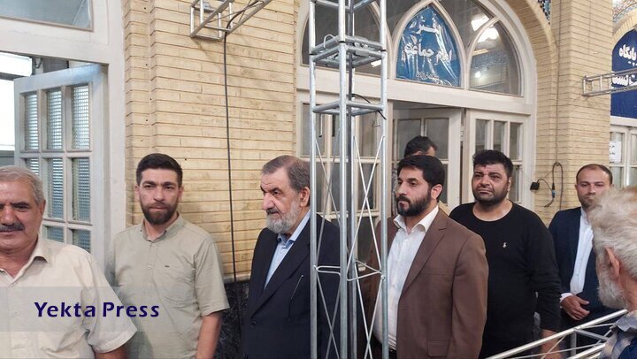 محسن رضایی در مسجد لرزاده رای خود را به صندوق انداخت